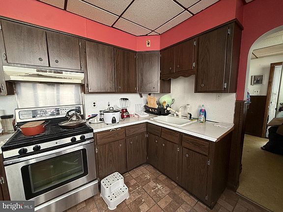 5th image of 218 Elmer St