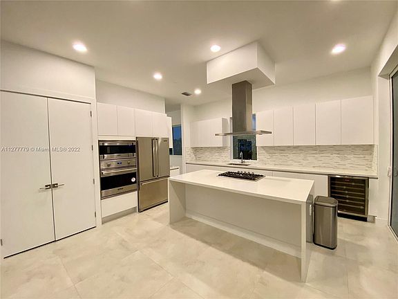 4th image of 10271 NW 75th Ter