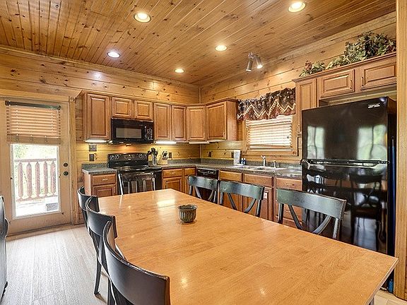 5th image of 821 Great Smoky Way