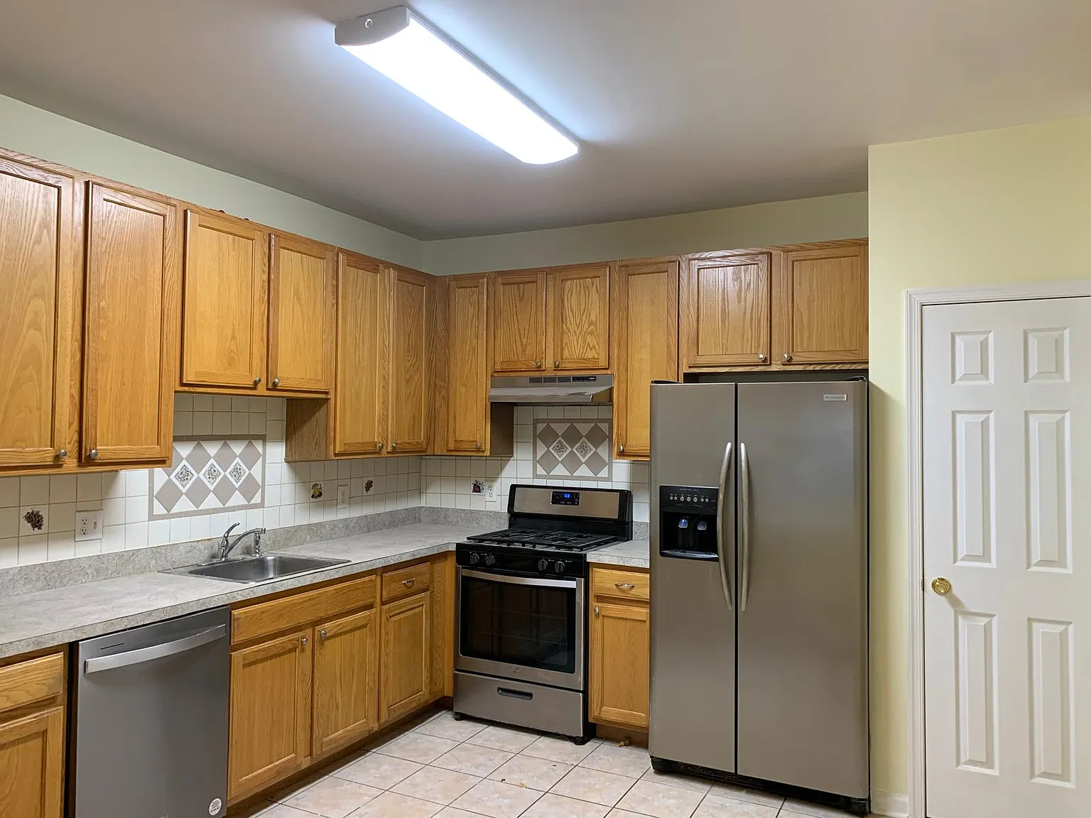 2 bed, 2.5 bath, 2200 sqft, $3,200 — Photo 4