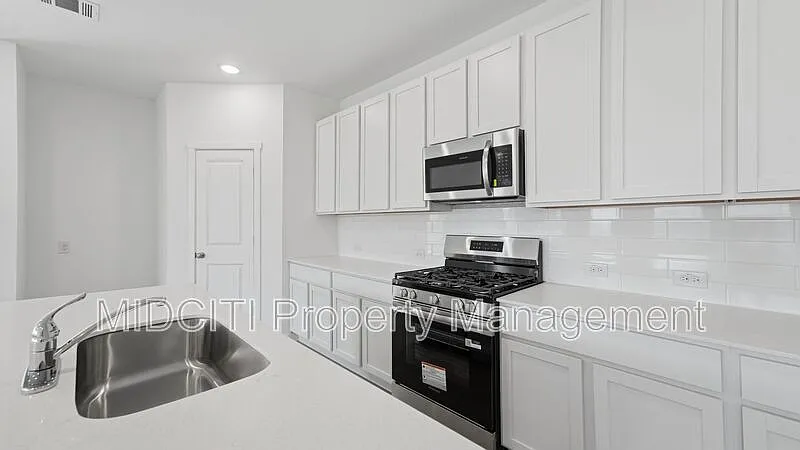 4 bed, 3.0 bath, 2368 sqft, $2,250 — Photo 4