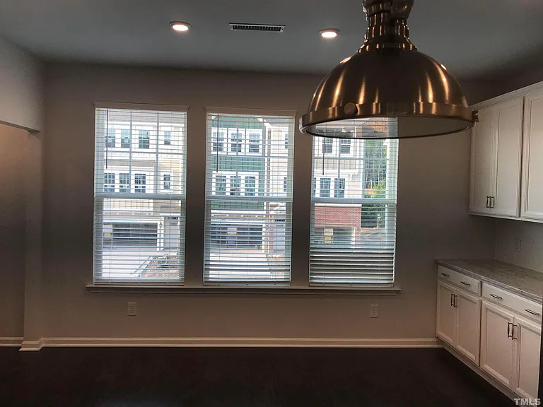 1042 Commack Dr — Photo 6