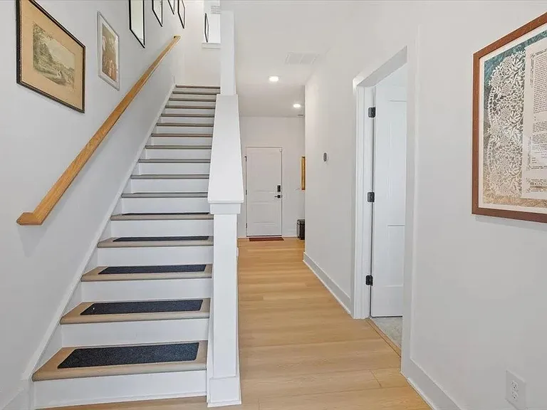 522 Billingshurst Way — Photo 3