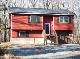 542 W Chipmunk Rd, Bushkill, PA 18324