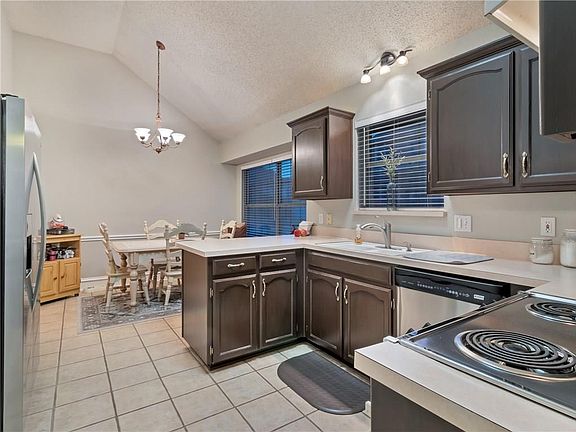 3rd image of 4912 Colonial Park Dr
