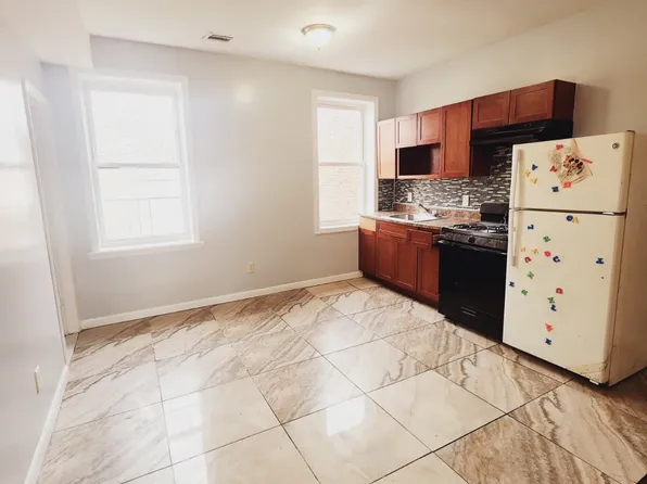 222 3rd St #2A, Elizabethport, NJ 07206