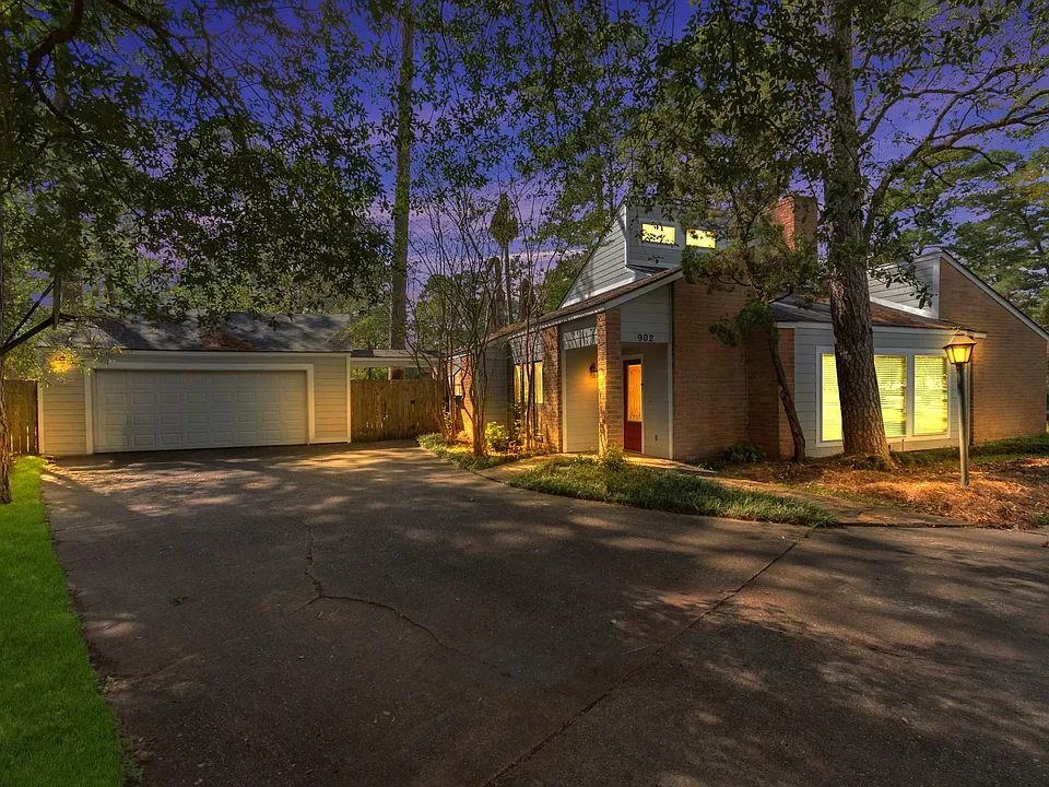 902 Golden Bear Ln