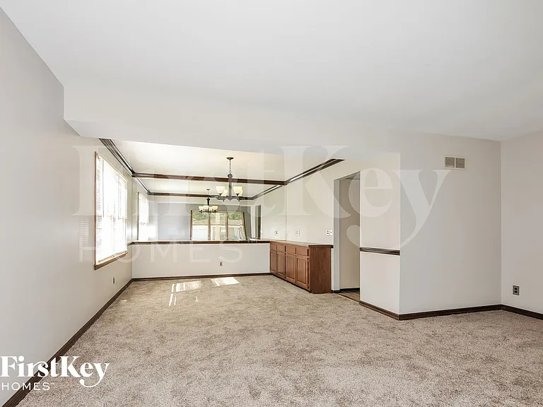 1005 Lancaster Dr — Photo 9
