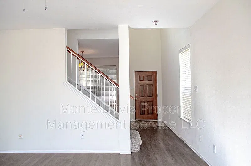 3 bed, 2.5 bath, 2060 sqft, $2,225 — Photo 2