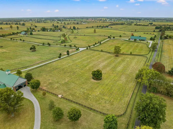 900 Aiken Rd, Versailles, KY 40383