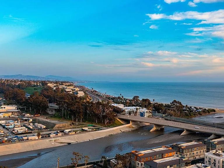 538 Doheny Way — Photo 43