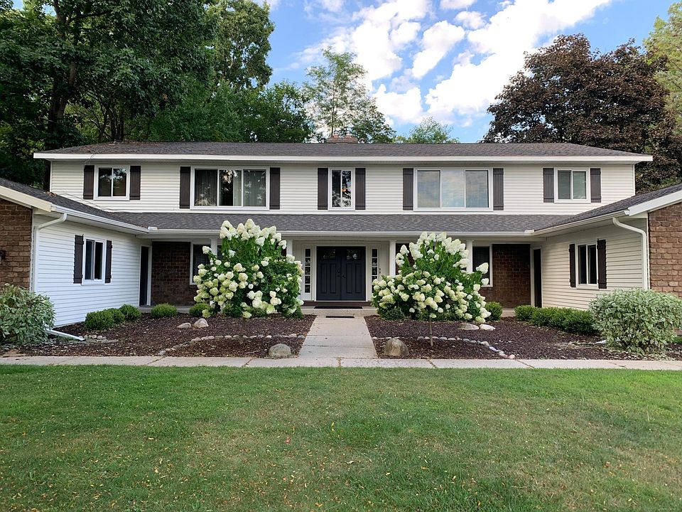 6455 Bella Vista sits on the corner of Bella Vista and Verde Vista Dr.