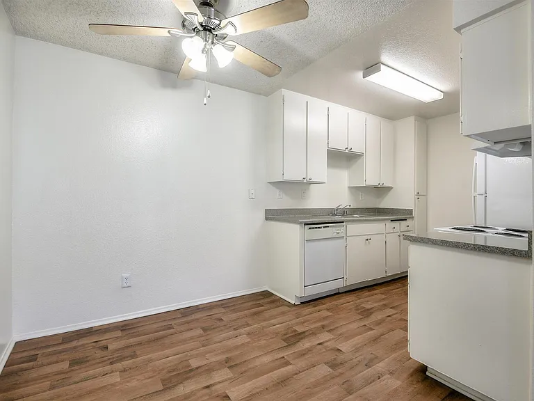 Summit Apartments — Photo 19