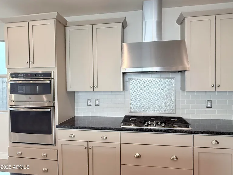 2366 W Gloria Ln — Photo 13