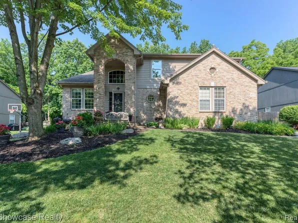 40724 Kingsley Ln, Novi, MI 48377