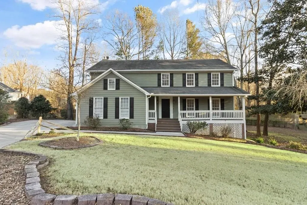 4 bed, 2.5 bath, 2272 sqft, $2,300 — Photo 2