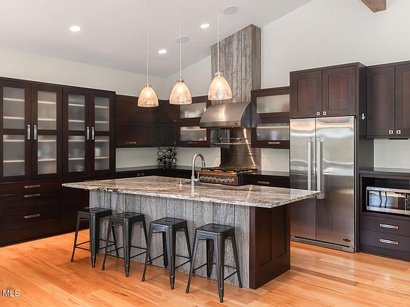 4th image of 492 Mountain Peak Road