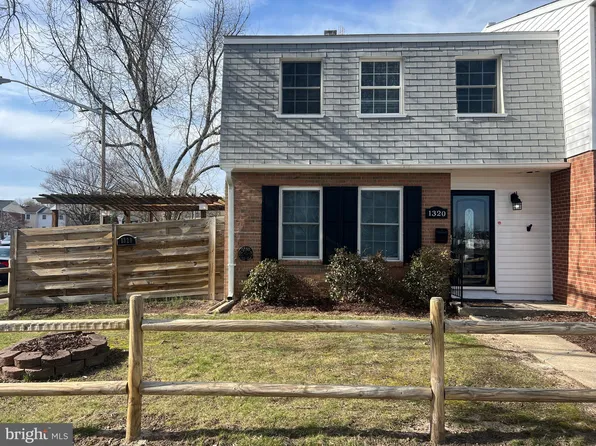 1320 Fir Ct, Woodbridge, VA 22191