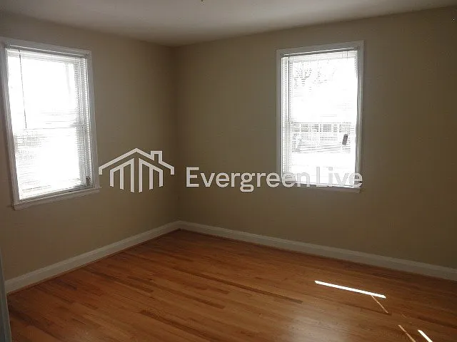 4 bed, 1.0 bath, 1080 sqft, $1,945 — Photo 4