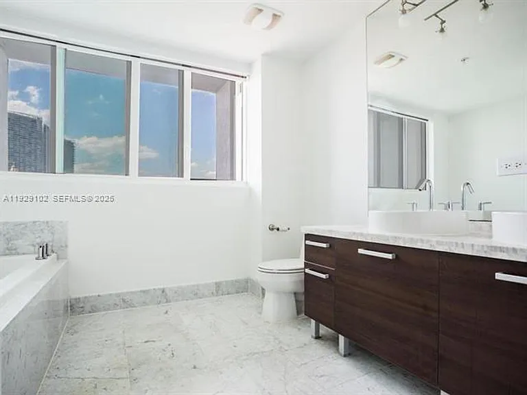 244 Biscayne Blvd #2402 — Photo 18