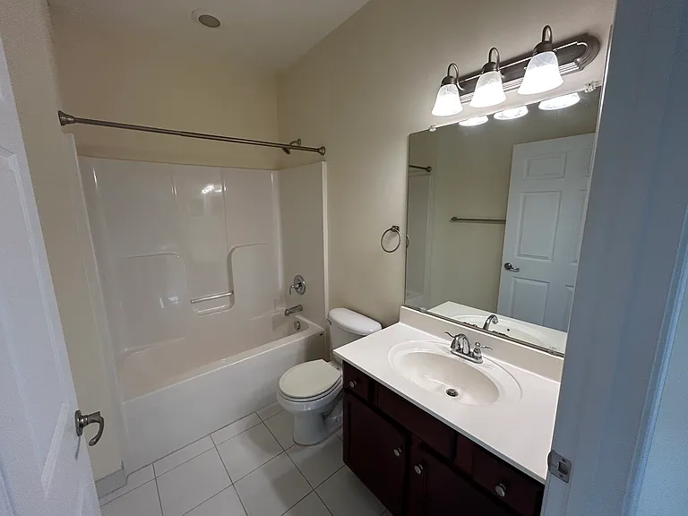 Kendall Square Apartments — Photo 29