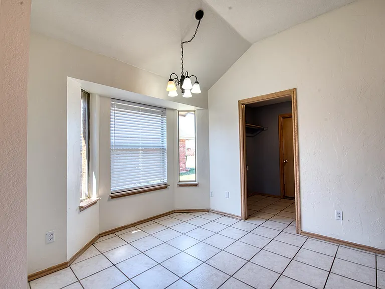 1220 Eastridge Dr — Photo 5