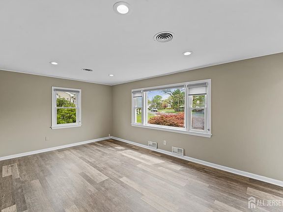 4th image of 49 Louis Ave