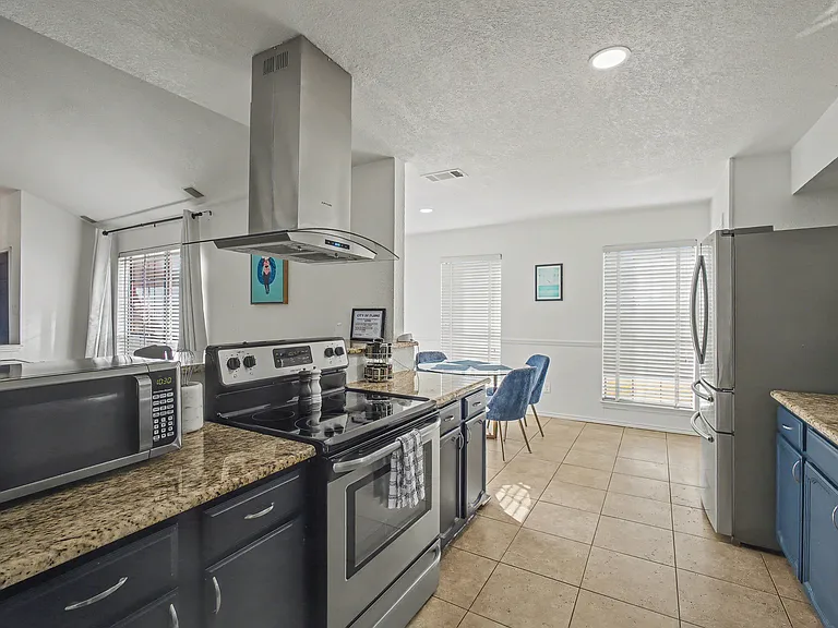 913 Sandhurst Dr — Photo 17