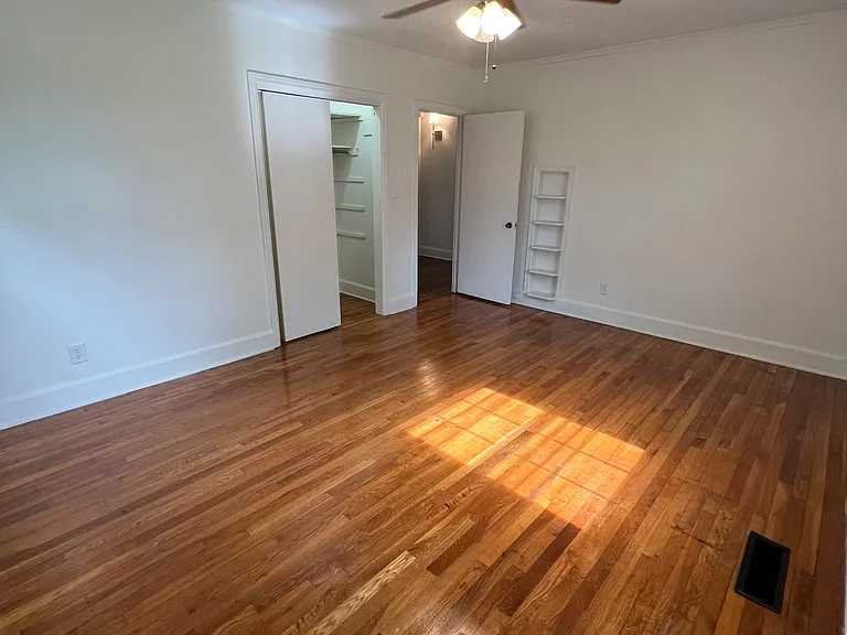 516 N Park St — Photo 26
