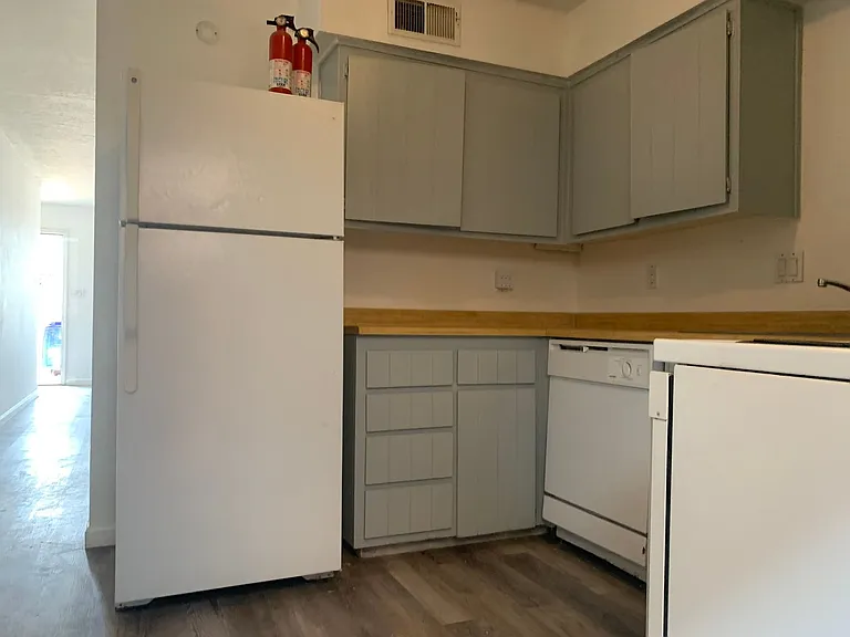 1932 Buena Vista Dr SE — Photo 2