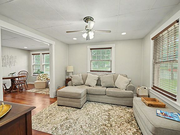 4th image of 102 N Swedonia St