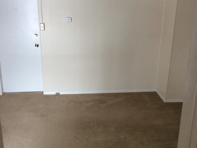 Comfortable Old Home converted into Apartments — Photo 3