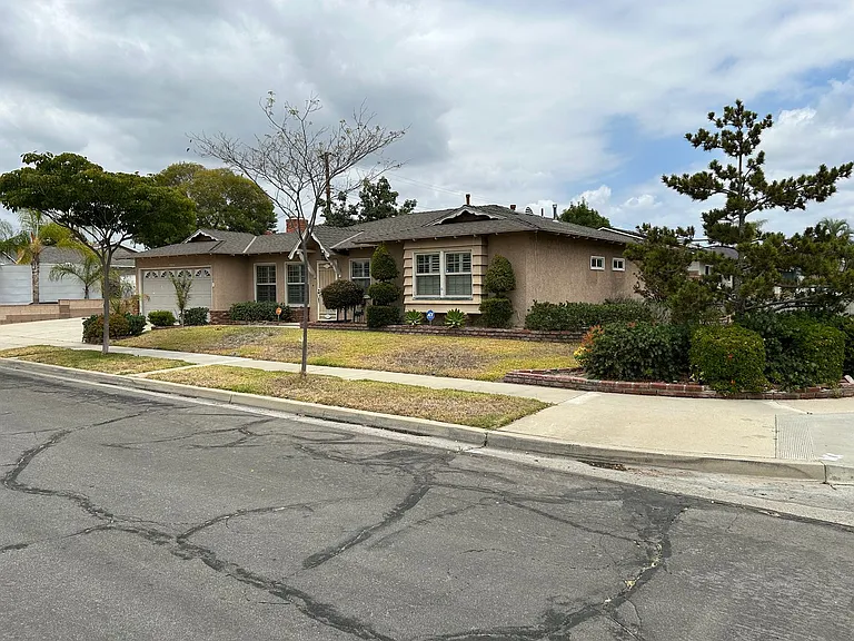 2201 E Standish Ave — Photo 2