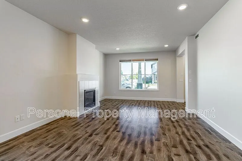 3 bed, 2.0 bath, 1672 sqft, $2,495 — Photo 4