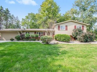 7374 Woodridge Rd, West Bloomfield, MI 48322