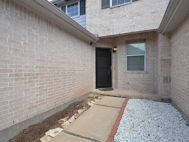2911 Meadowglen Cv — Photo 4