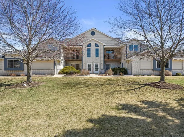 W240N2550 East Parkway Meadow CIRCLE #6, Pewaukee, WI 53072