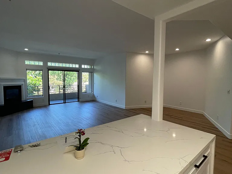 4477 Woodman Ave #209 — Photo 2