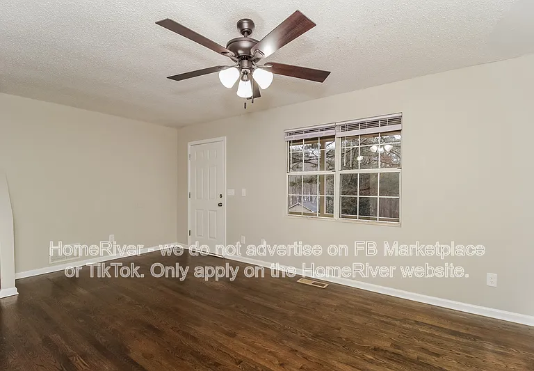 555 Browning Cir — Photo 2