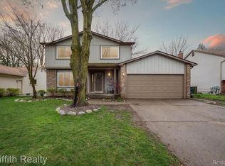 713 Oak Ridge Dr, Brighton, MI 48116