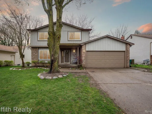 713 Oak Ridge Dr, Brighton, MI 48116