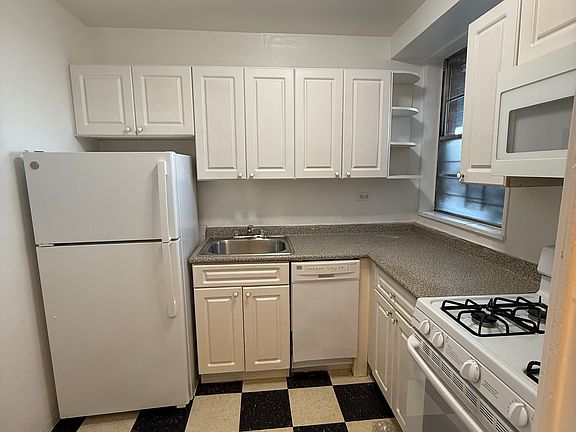2nd image of 700 Victory Blvd APT 11