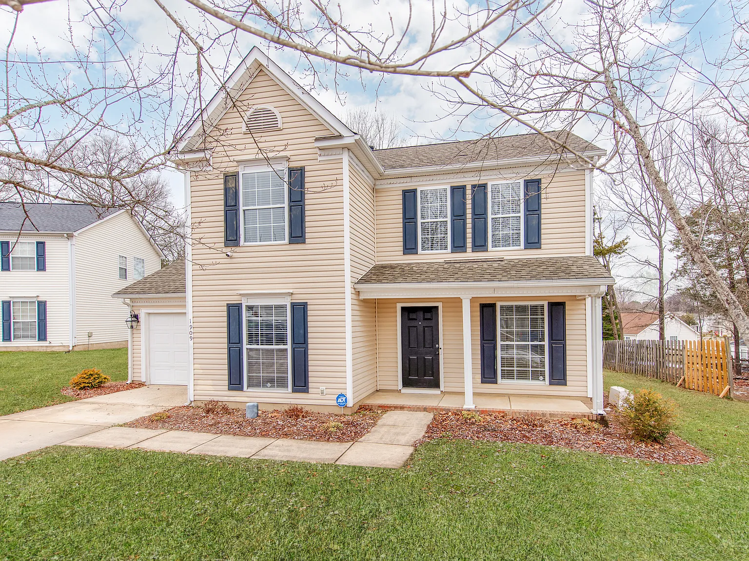 3 bed, 2.5 bath, 1629 sqft, $1,900 — Photo 3