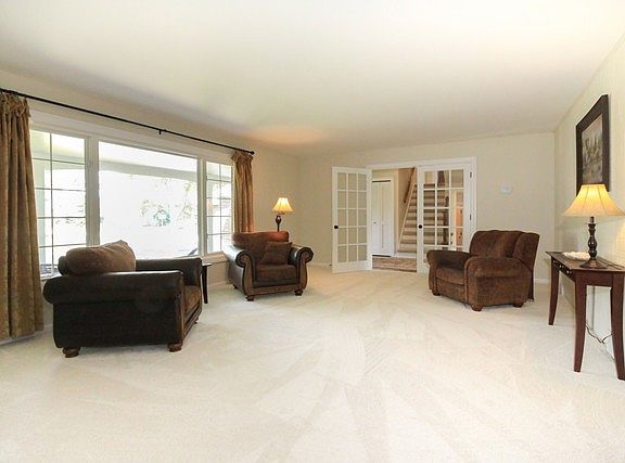5th image of 940 S Mallard Dr