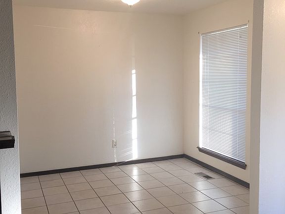 4th image of 900-904 Aspen Ct