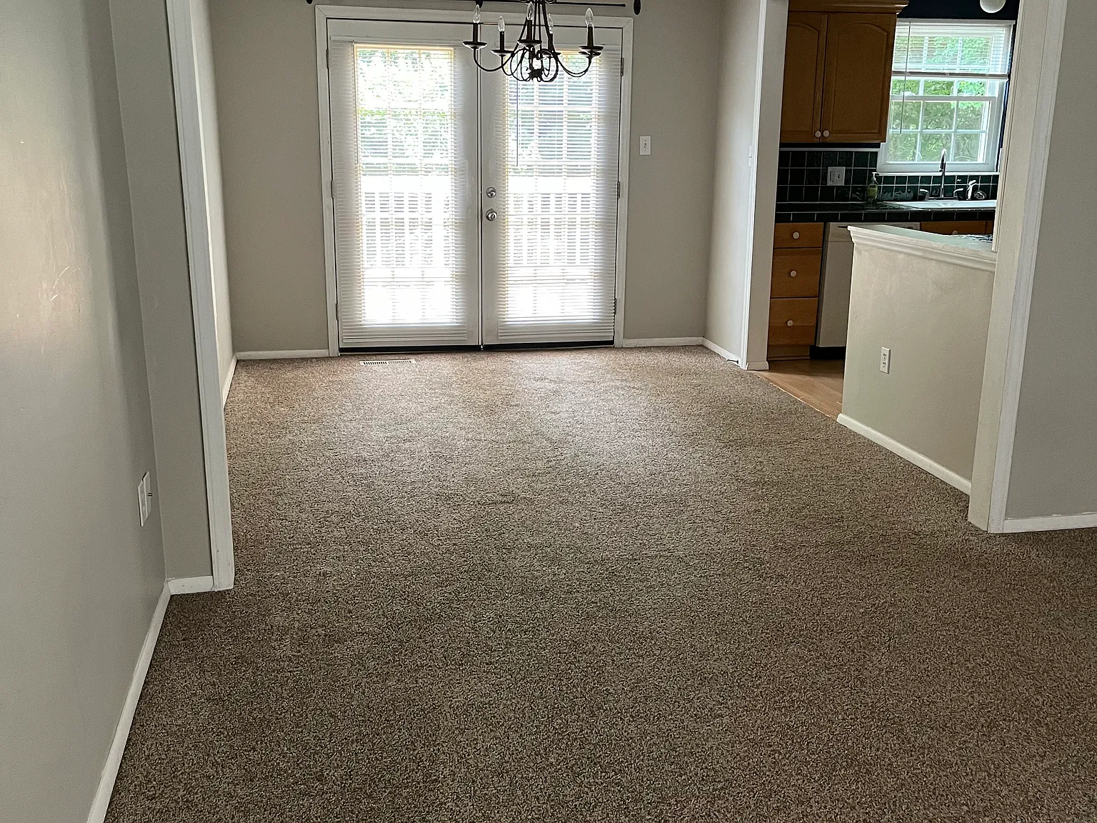 5 bed, 2300 sqft, $2,050 — Photo 2
