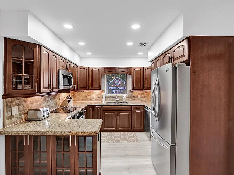 470 SE 4th Ct — Photo 38