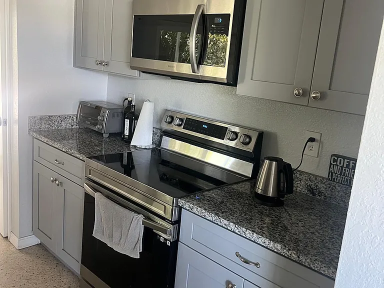 1490 Saint Clair Rd — Photo 3