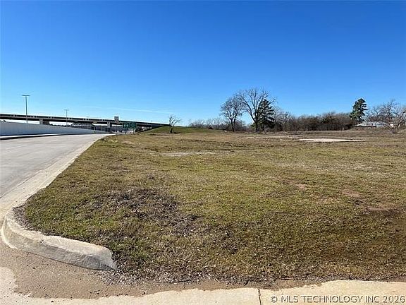 4th image of 814 S Service Rd