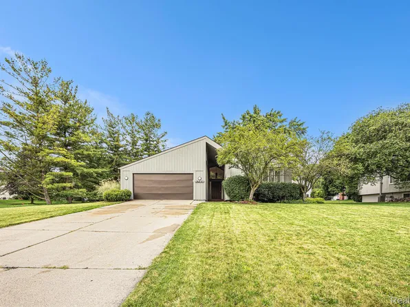 5722 Perrytown Dr, West Bloomfield, MI 48322